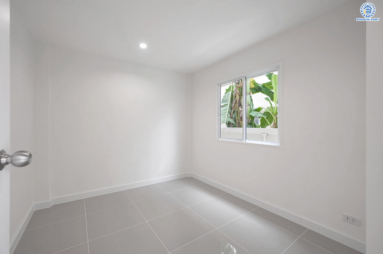 บ้านมือสองตกแต่งใหม่ โครงการ มณีรินทร์ เลคแอนด์พาร์ค ราชพฤกษ์-ติวานนท์ เนื้อที่ 64.1 ตร.ว. ฟังก์ชัน 4 ห้องนอน 3 ห้องน้ำ 1 ห้องอเนกประสงค์ จอดรถได้ 2 คัน บรรยากาศเงียบสงบเป็นส่วนตัว สิ่งอำนวยความสะดวกมากมาย บนทำเลติดถนนใหญ่ เชื่อมต่อถนนราชพฤกษ์ ใกล้จุดขึ้นทางด่วน "ศรีสมาน"...